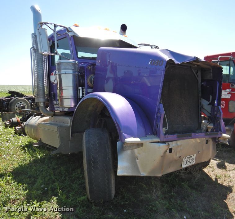 image for item DI0204 2013 Peterbilt 388  semi truck