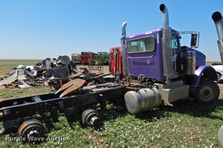 image for item DI0204 2013 Peterbilt 388  semi truck