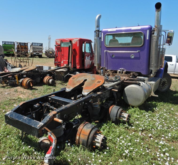 image for item DI0204 2013 Peterbilt 388  semi truck