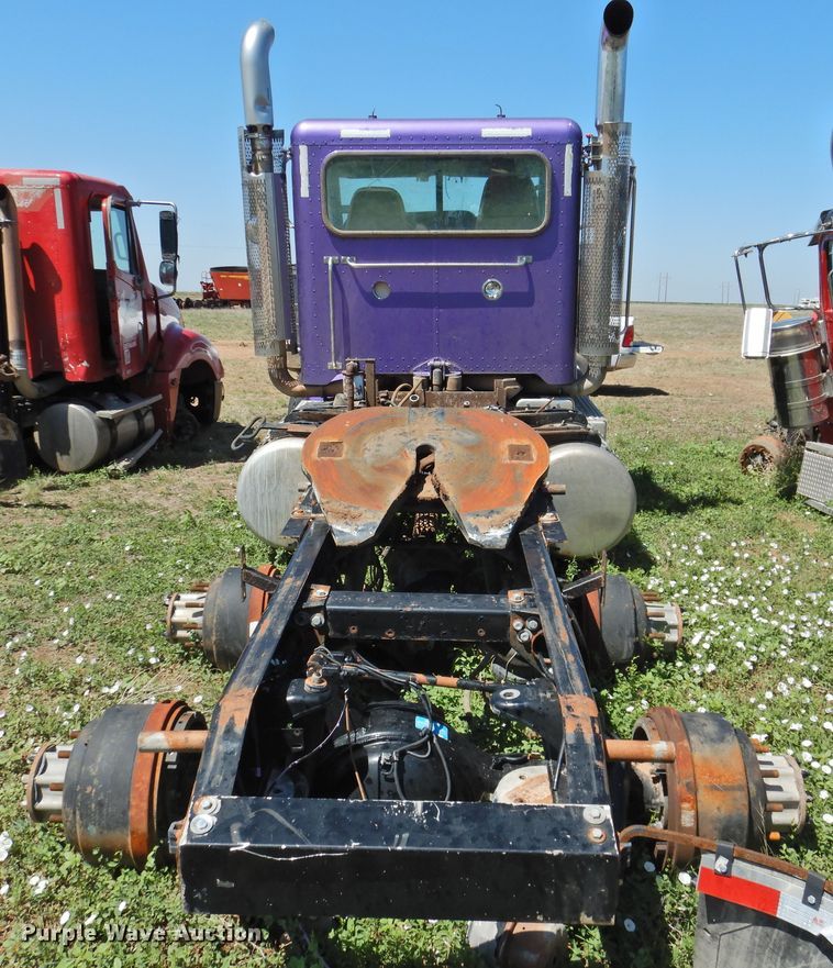 image for item DI0204 2013 Peterbilt 388  semi truck