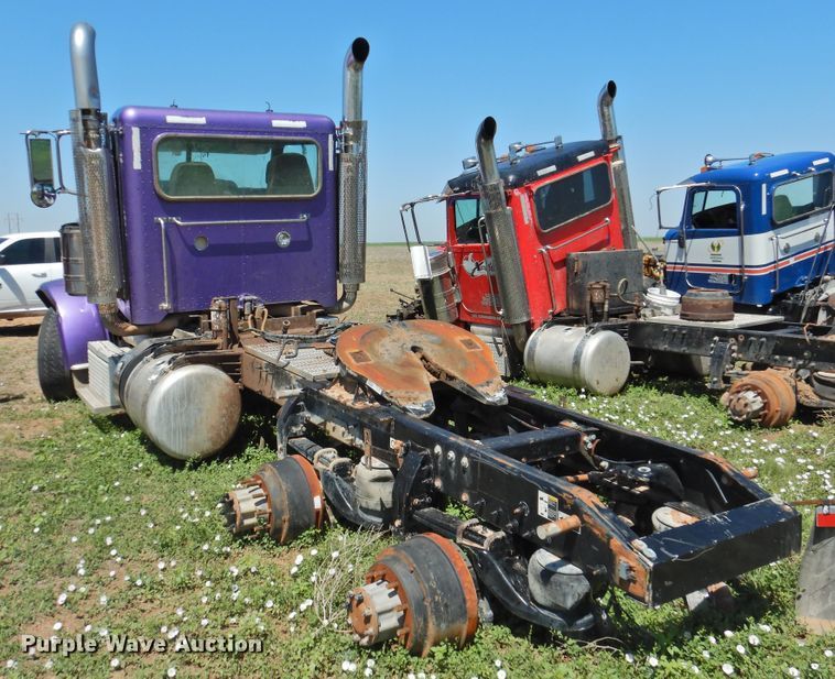 image for item DI0204 2013 Peterbilt 388  semi truck