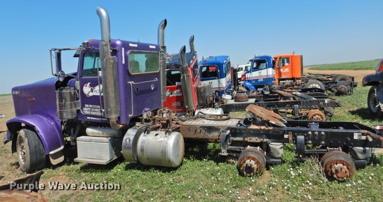 image for item DI0204 2013 Peterbilt 388  semi truck