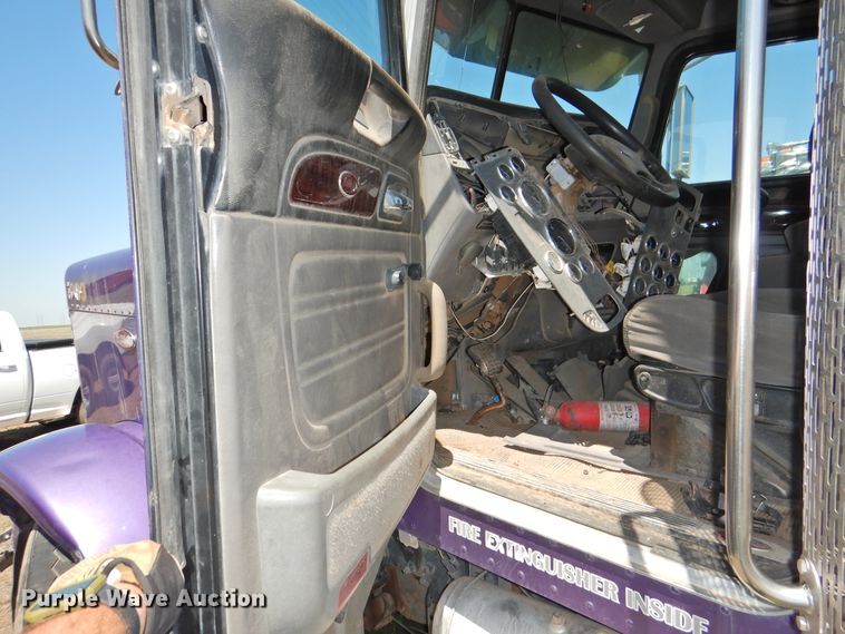 image for item DI0204 2013 Peterbilt 388  semi truck