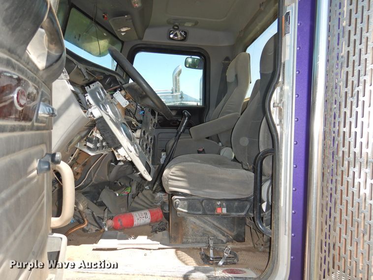 image for item DI0204 2013 Peterbilt 388  semi truck