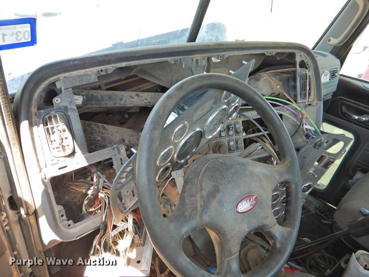 image for item DI0204 2013 Peterbilt 388  semi truck