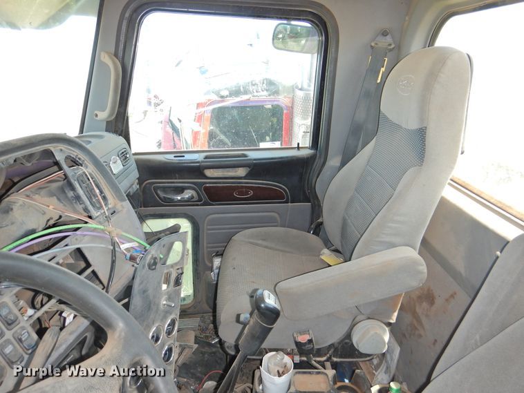 image for item DI0204 2013 Peterbilt 388  semi truck