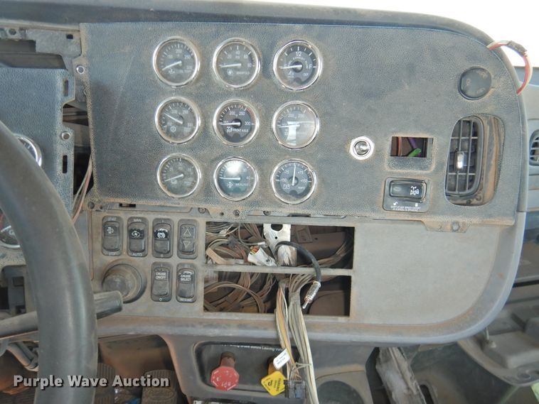 image for item DI0204 2013 Peterbilt 388  semi truck