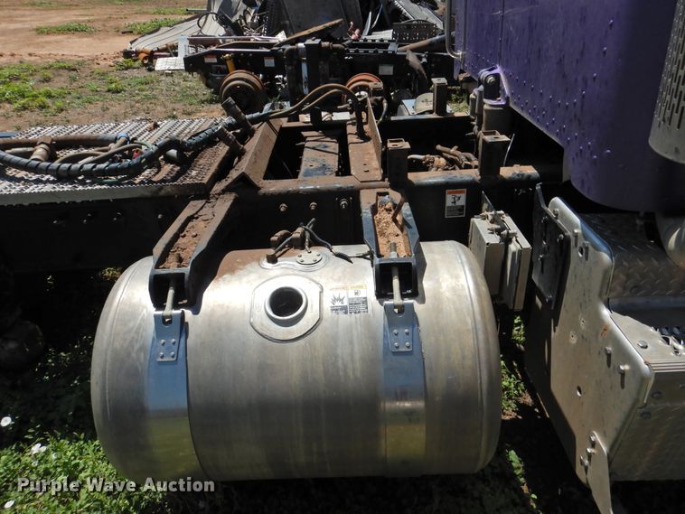 image for item DI0204 2013 Peterbilt 388  semi truck