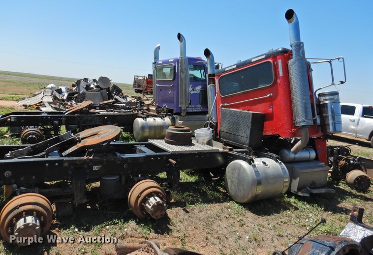 image for item DI0205 2011 Peterbilt 388 semi truck