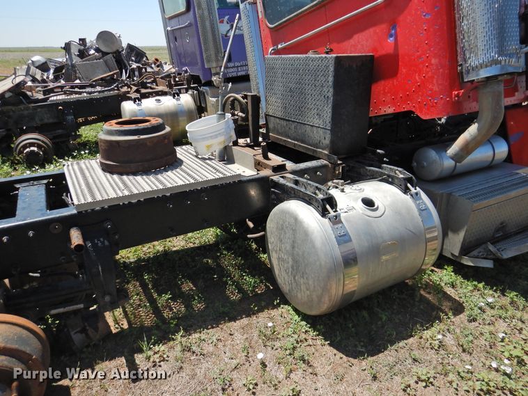 image for item DI0205 2011 Peterbilt 388 semi truck