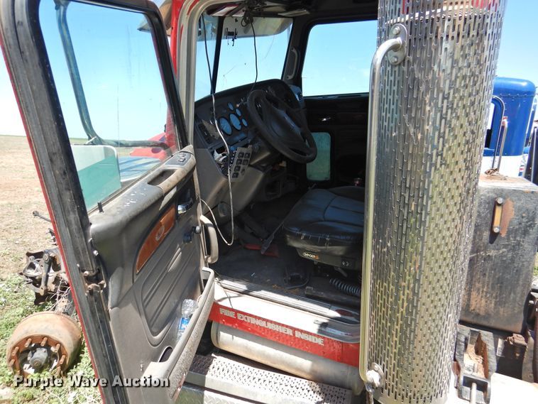 image for item DI0205 2011 Peterbilt 388 semi truck