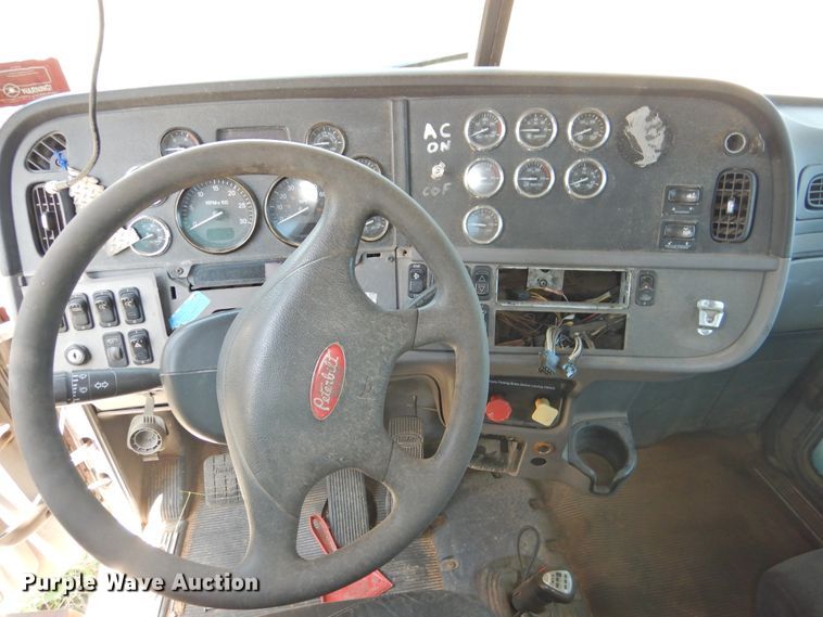 image for item DI0205 2011 Peterbilt 388 semi truck