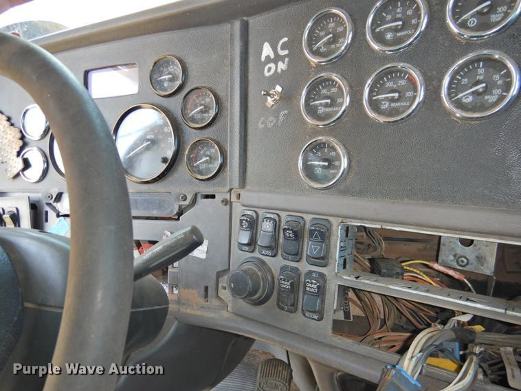 image for item DI0205 2011 Peterbilt 388 semi truck