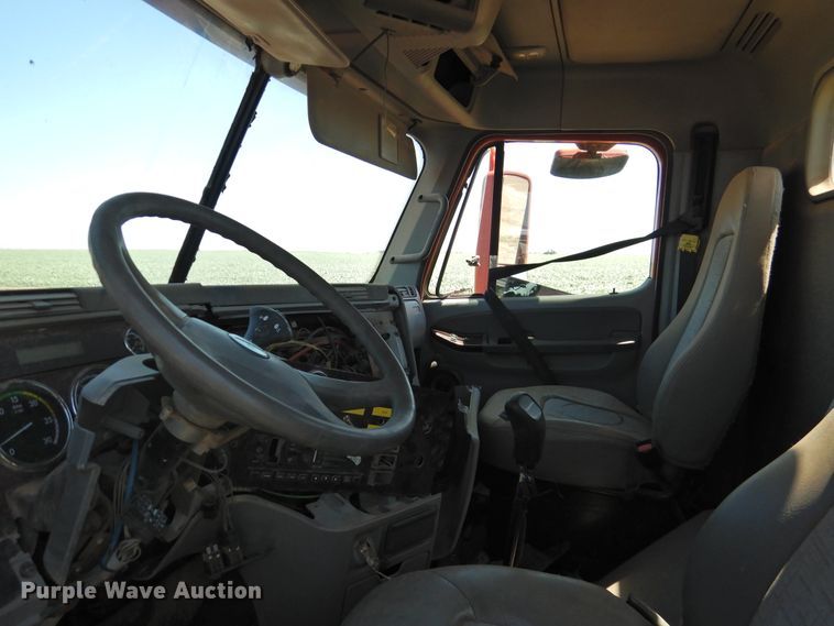 image for item DI0206 2007 Freightliner ST12  semi truck