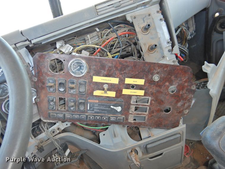 image for item DI0206 2007 Freightliner ST12  semi truck