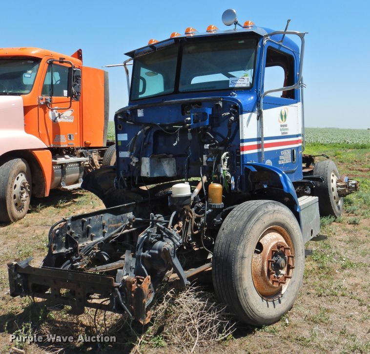 image for item DI0208 2010 Peterbilt 384  semi truck