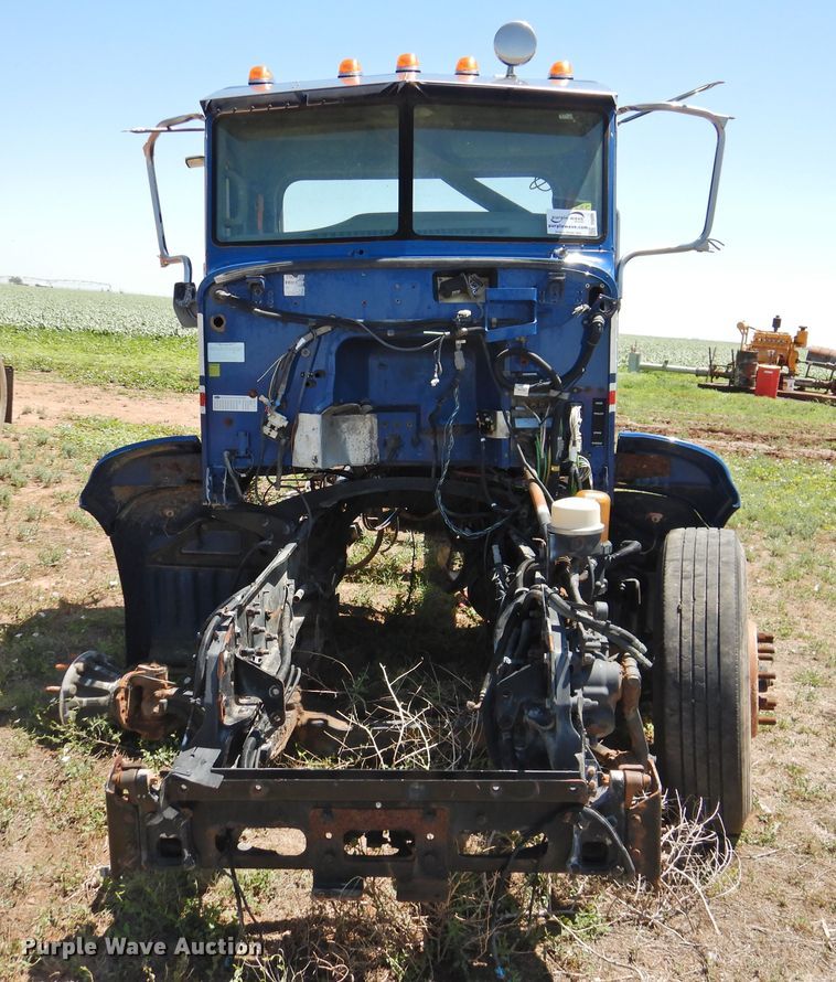 image for item DI0208 2010 Peterbilt 384  semi truck