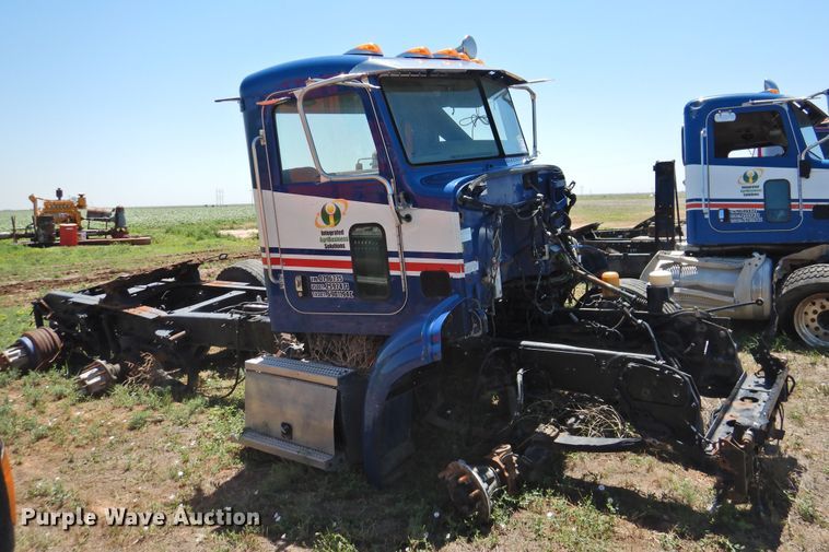 image for item DI0208 2010 Peterbilt 384  semi truck