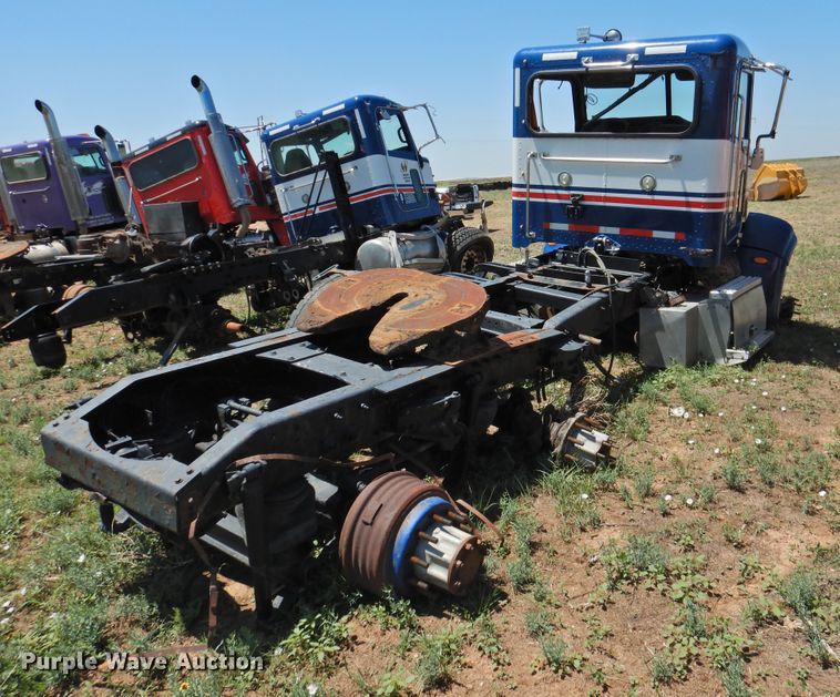 image for item DI0208 2010 Peterbilt 384  semi truck