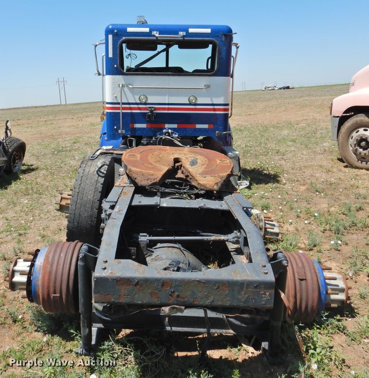 image for item DI0208 2010 Peterbilt 384  semi truck