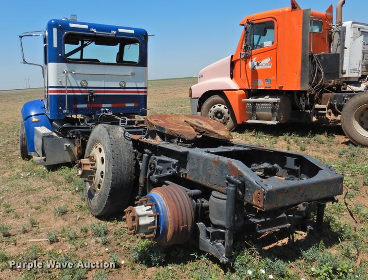 image for item DI0208 2010 Peterbilt 384  semi truck