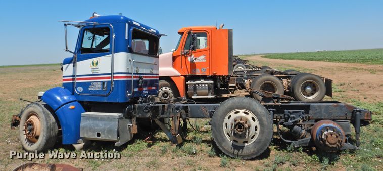 image for item DI0208 2010 Peterbilt 384  semi truck