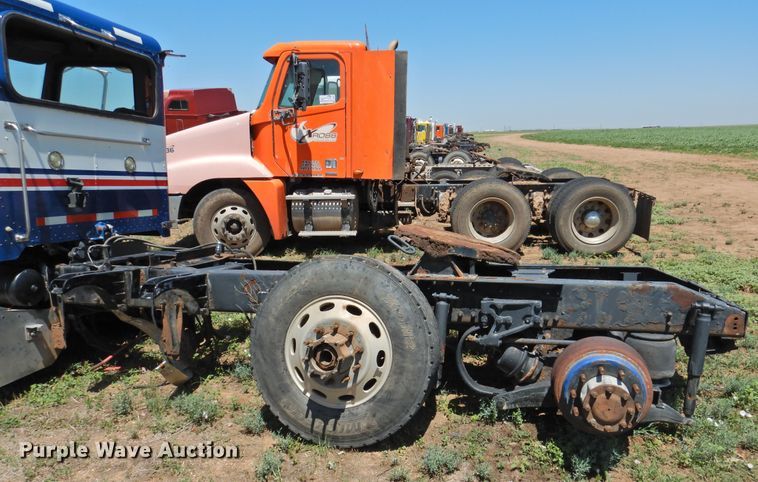 image for item DI0208 2010 Peterbilt 384  semi truck