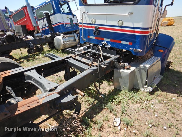 image for item DI0208 2010 Peterbilt 384  semi truck