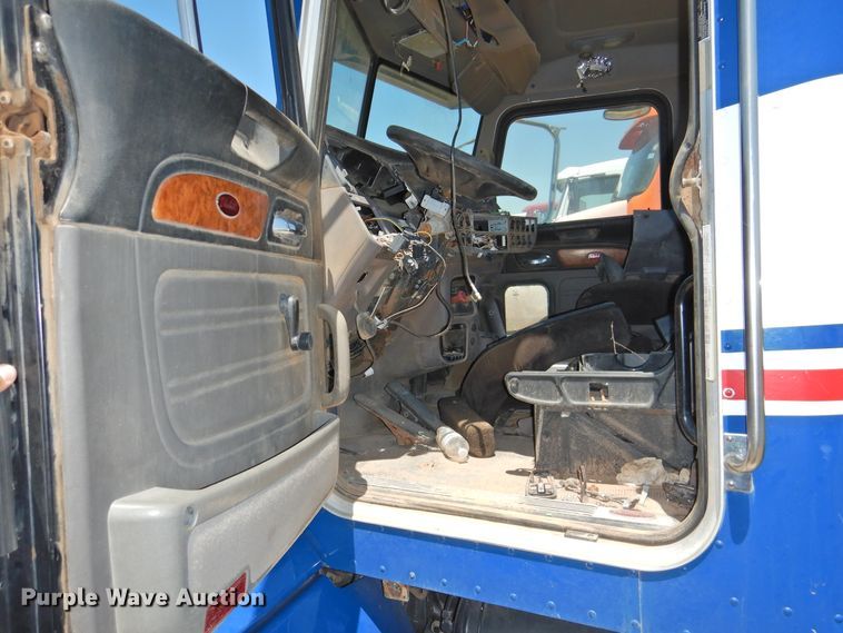 image for item DI0208 2010 Peterbilt 384  semi truck