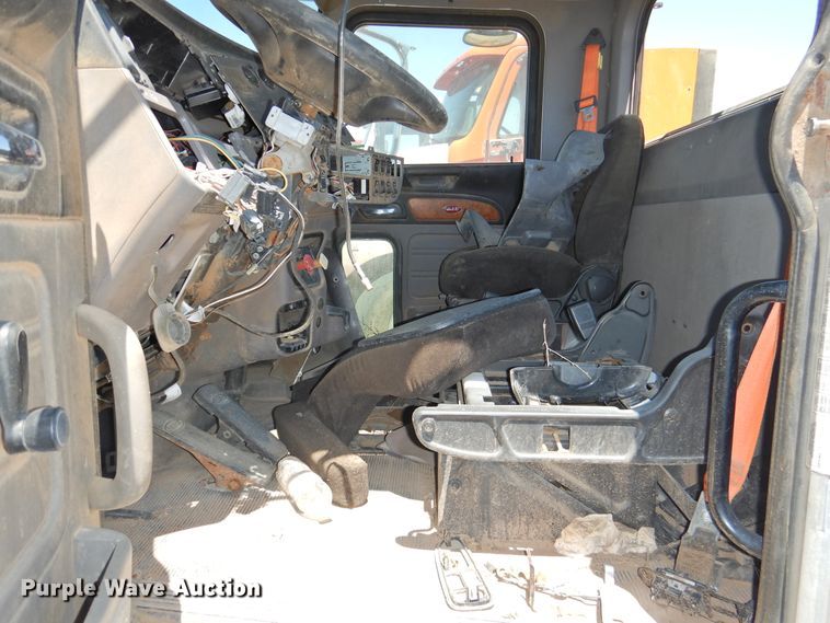 image for item DI0208 2010 Peterbilt 384  semi truck