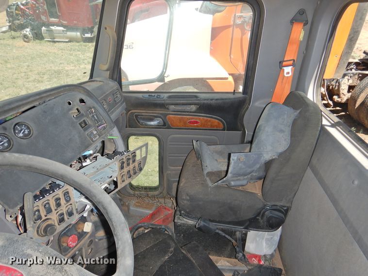 image for item DI0208 2010 Peterbilt 384  semi truck