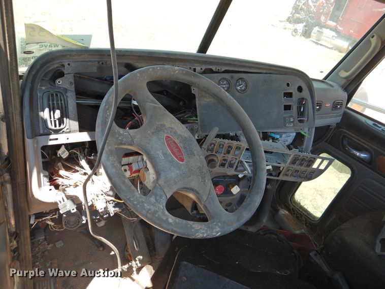 image for item DI0208 2010 Peterbilt 384  semi truck