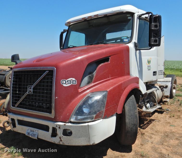 image for item DI0210 2004 Volvo VNL  semi truck