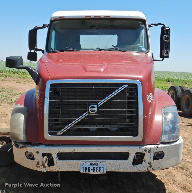 image for item DI0210 2004 Volvo VNL  semi truck