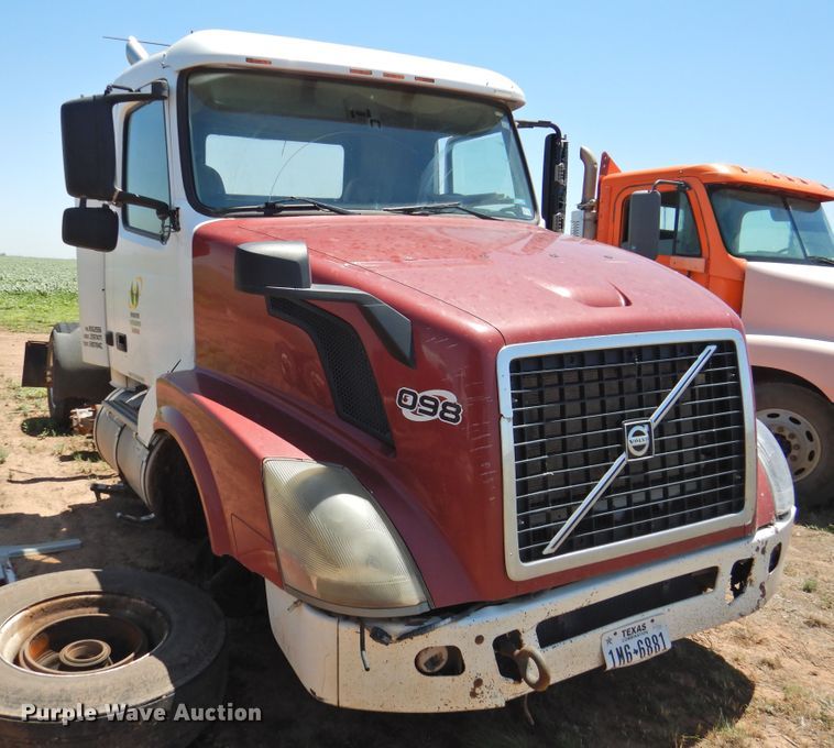 image for item DI0210 2004 Volvo VNL  semi truck