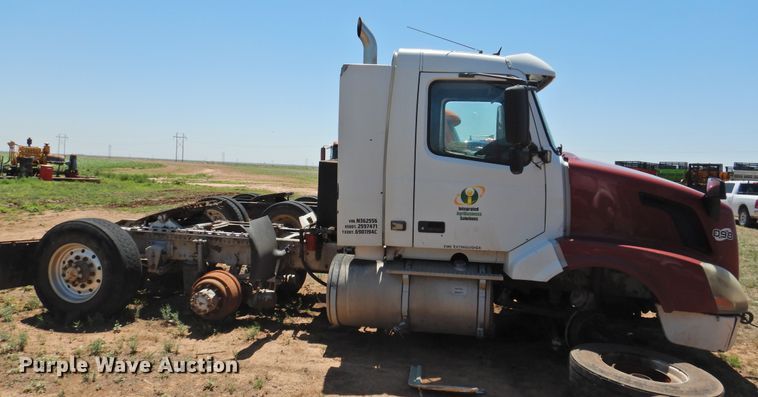 image for item DI0210 2004 Volvo VNL  semi truck