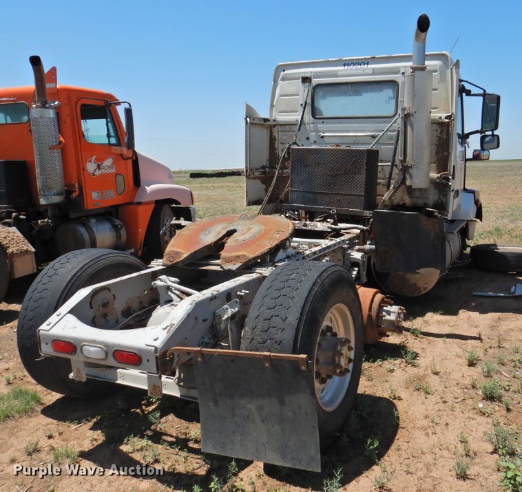 image for item DI0210 2004 Volvo VNL  semi truck