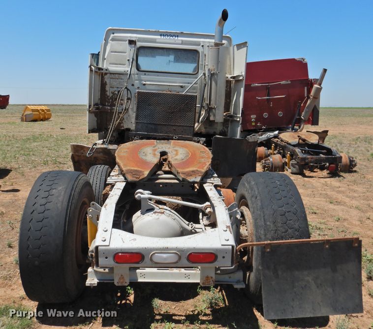 image for item DI0210 2004 Volvo VNL  semi truck