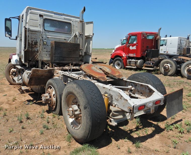image for item DI0210 2004 Volvo VNL  semi truck