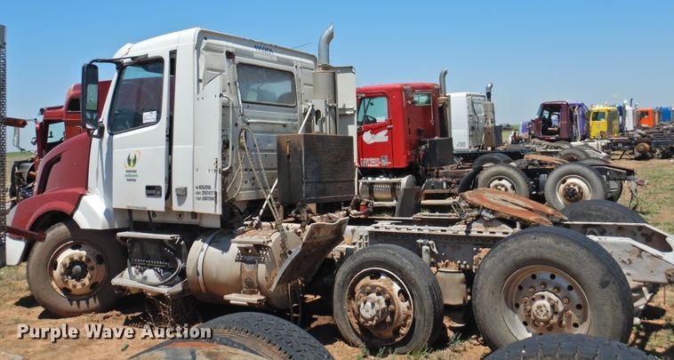 image for item DI0210 2004 Volvo VNL  semi truck