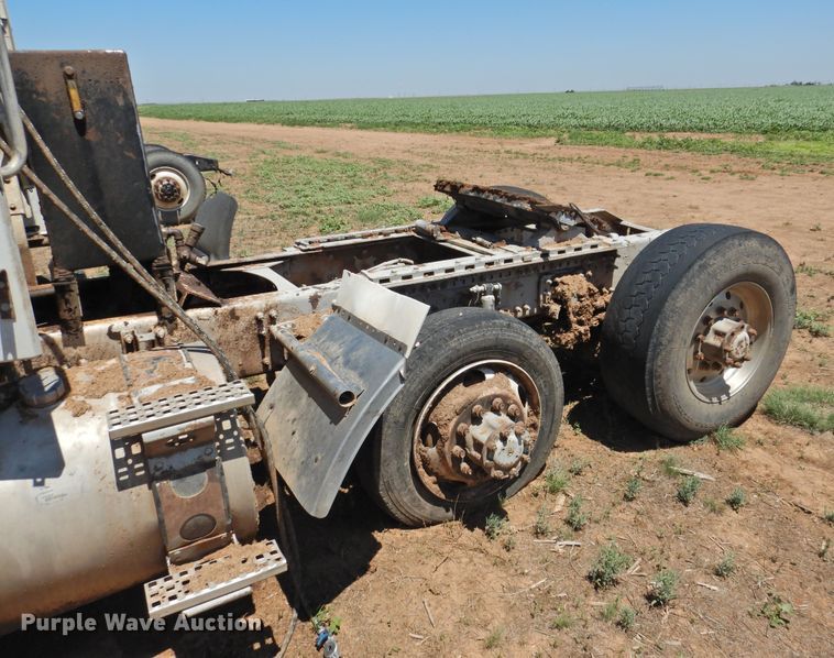 image for item DI0210 2004 Volvo VNL  semi truck