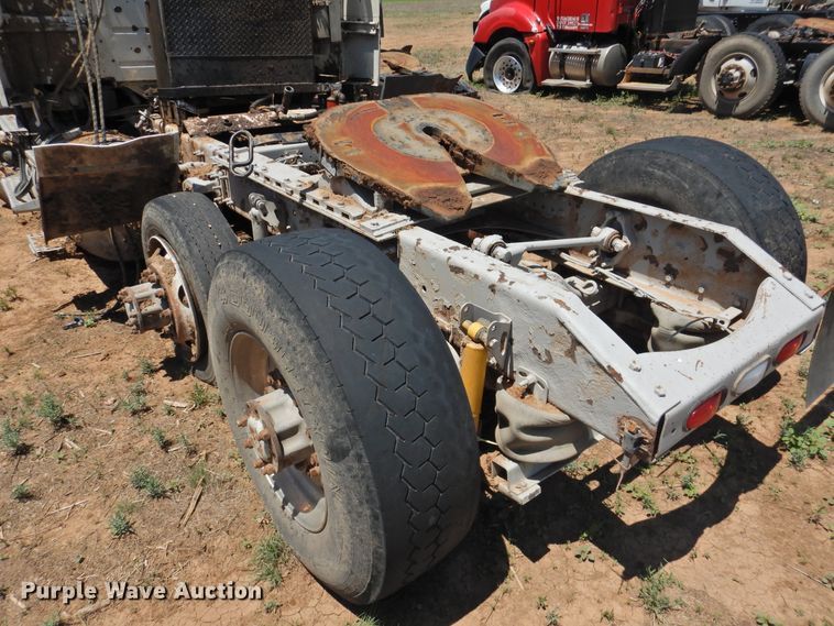 image for item DI0210 2004 Volvo VNL  semi truck