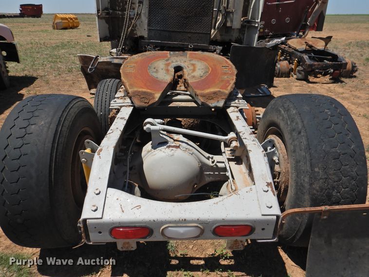 image for item DI0210 2004 Volvo VNL  semi truck