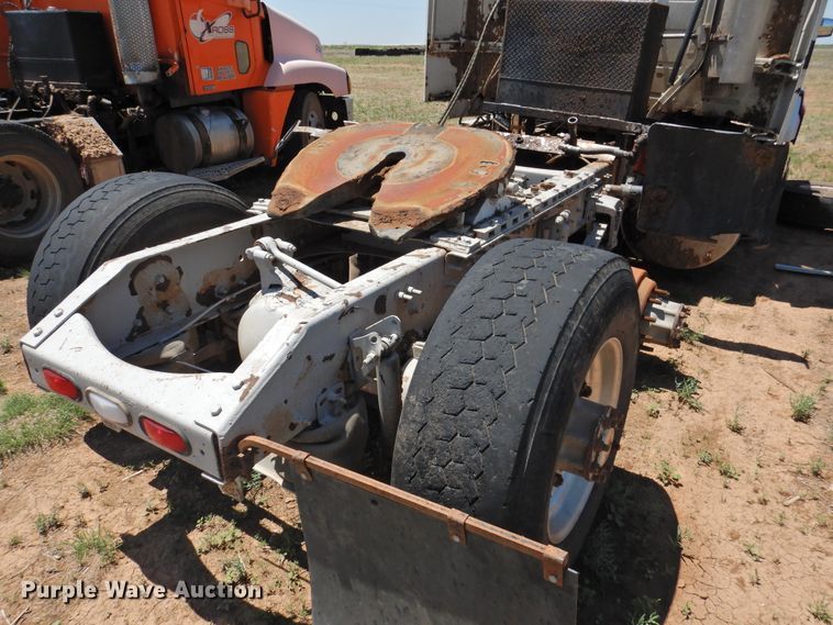 image for item DI0210 2004 Volvo VNL  semi truck