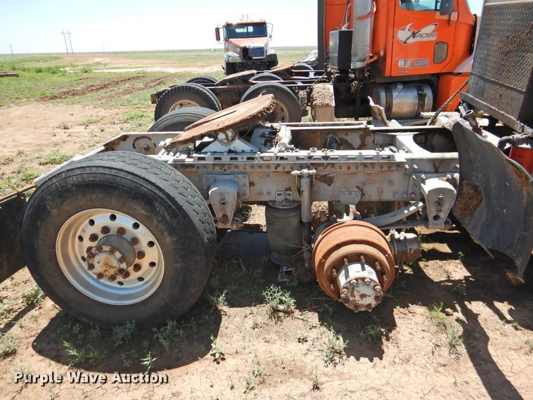 image for item DI0210 2004 Volvo VNL  semi truck