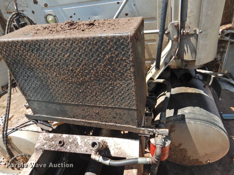 image for item DI0210 2004 Volvo VNL  semi truck