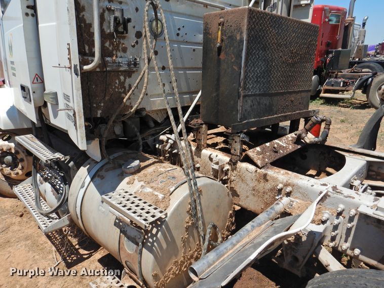 image for item DI0210 2004 Volvo VNL  semi truck