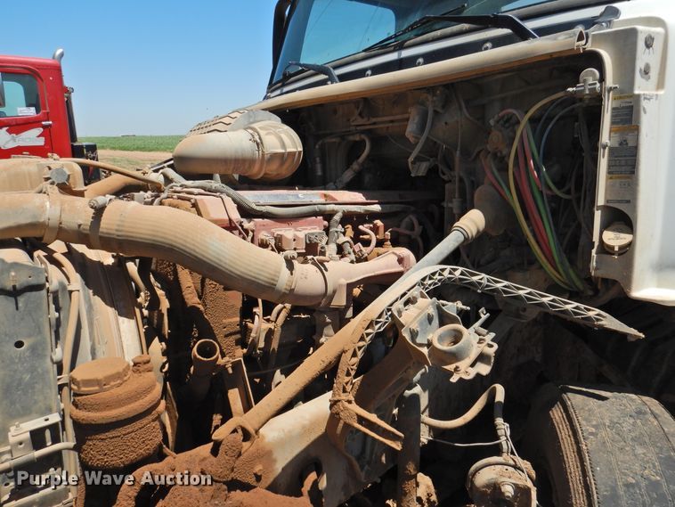 image for item DI0210 2004 Volvo VNL  semi truck