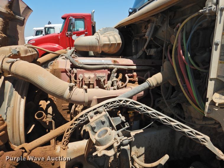 image for item DI0210 2004 Volvo VNL  semi truck