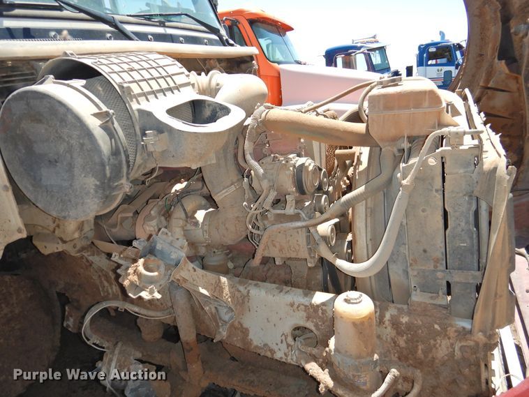 image for item DI0210 2004 Volvo VNL  semi truck